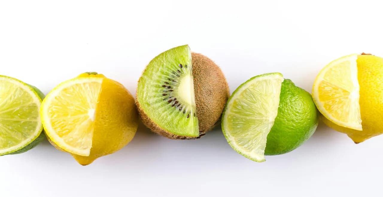 Kiwis frais et mûrs, prêts à être transformés en jus