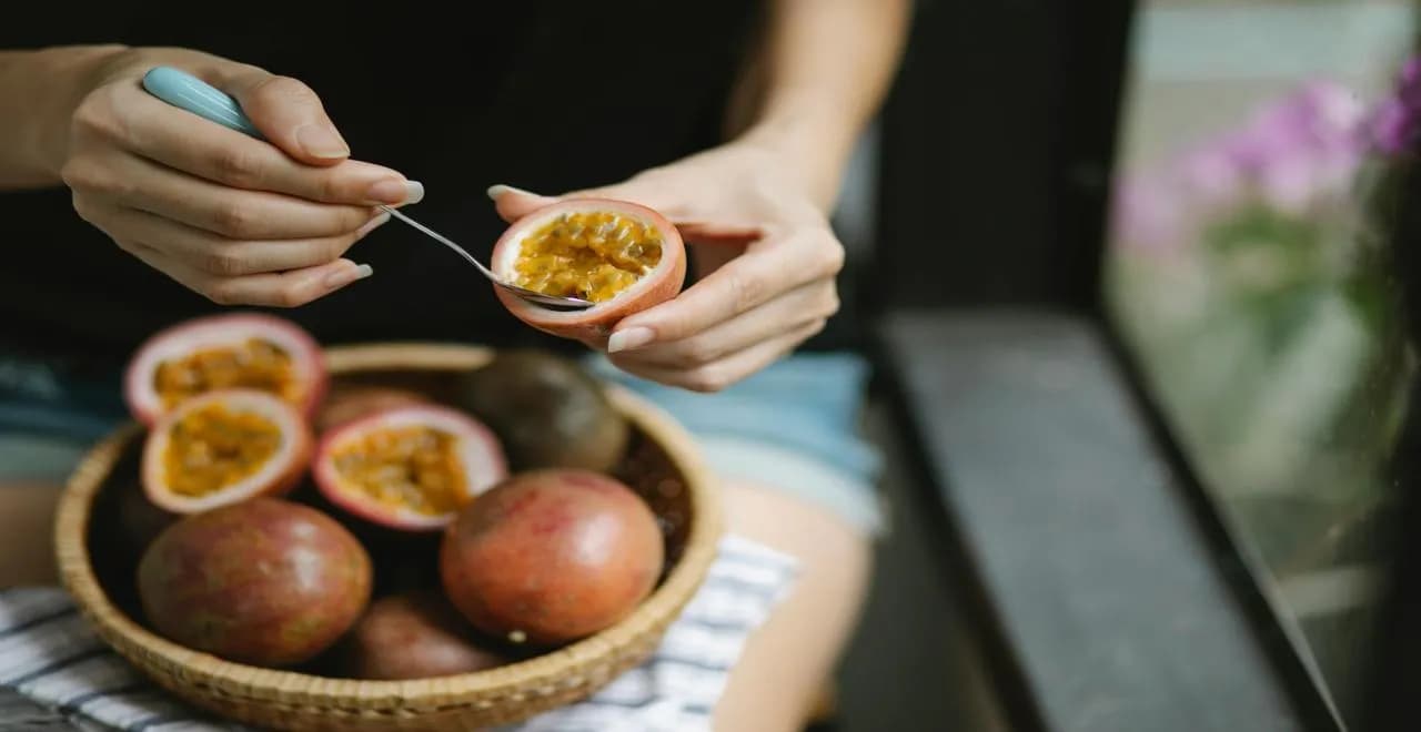 Fruits de la passion mûrs et leur pulpe dorée