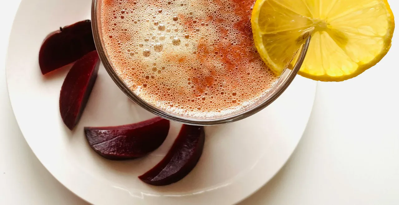 Verre de jus de betterave fraîchement pressé