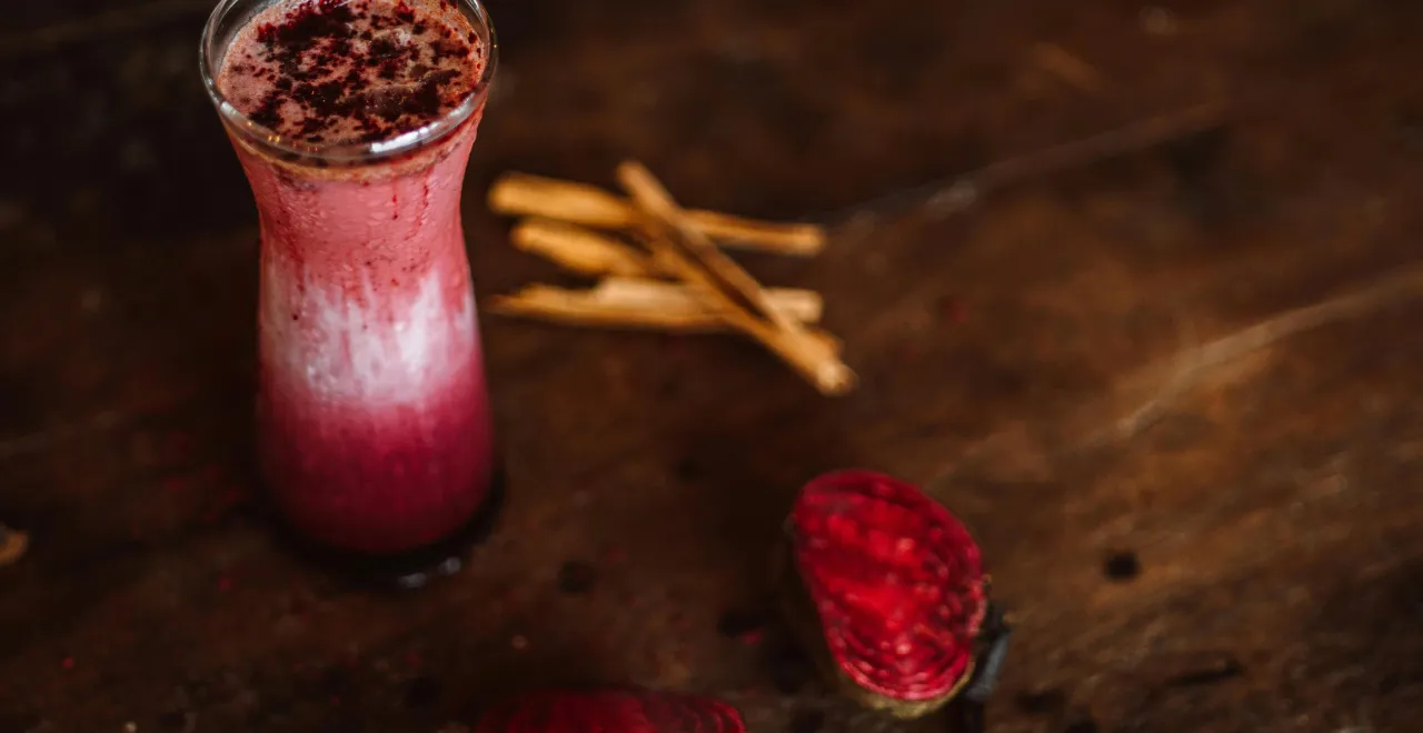 Betteraves fraîches à côté d'un verre de jus