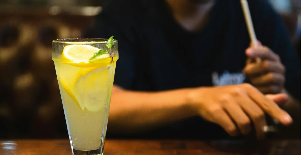 Verre de jus d'citron fraîchement pressé