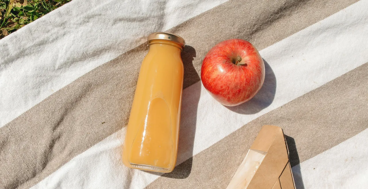 Jus de pomme bio dans une bouteille en verre