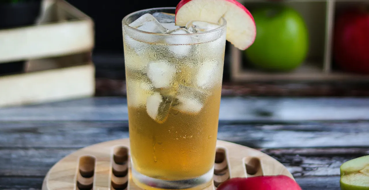 Verre de jus de pomme frais pressé