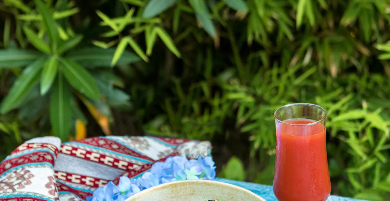 Verre de jus de tomates fraîchement pressé